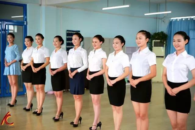 空乘禮儀中標準站姿的關鍵要素及其在會議與展覽服務中的應用